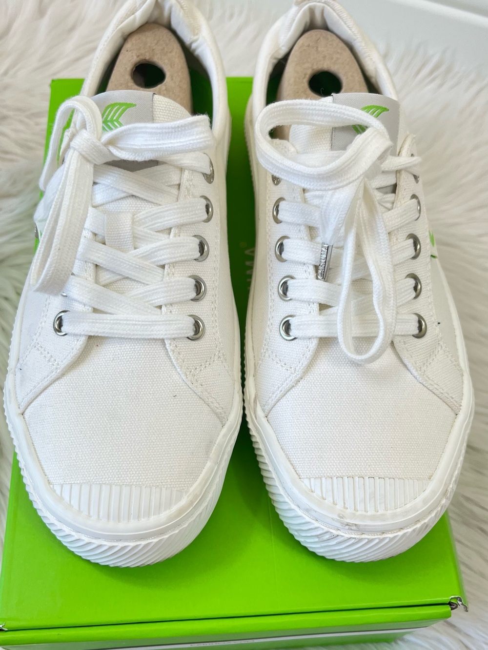 Cariuma white low canvas sneakers, tennis shoes, organic cotton, size 7.5 - Picture 2 of 10